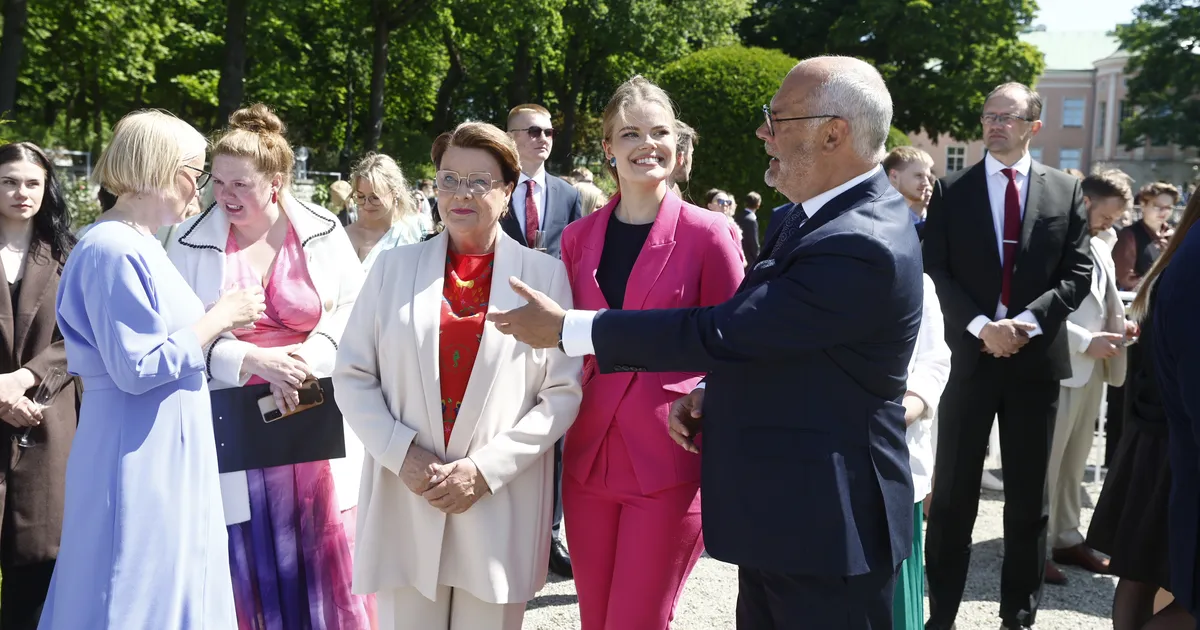 FOTOD ⟩ President Alar Karis tervitab silmapaistvaid koolilõpetajaid roosiaias