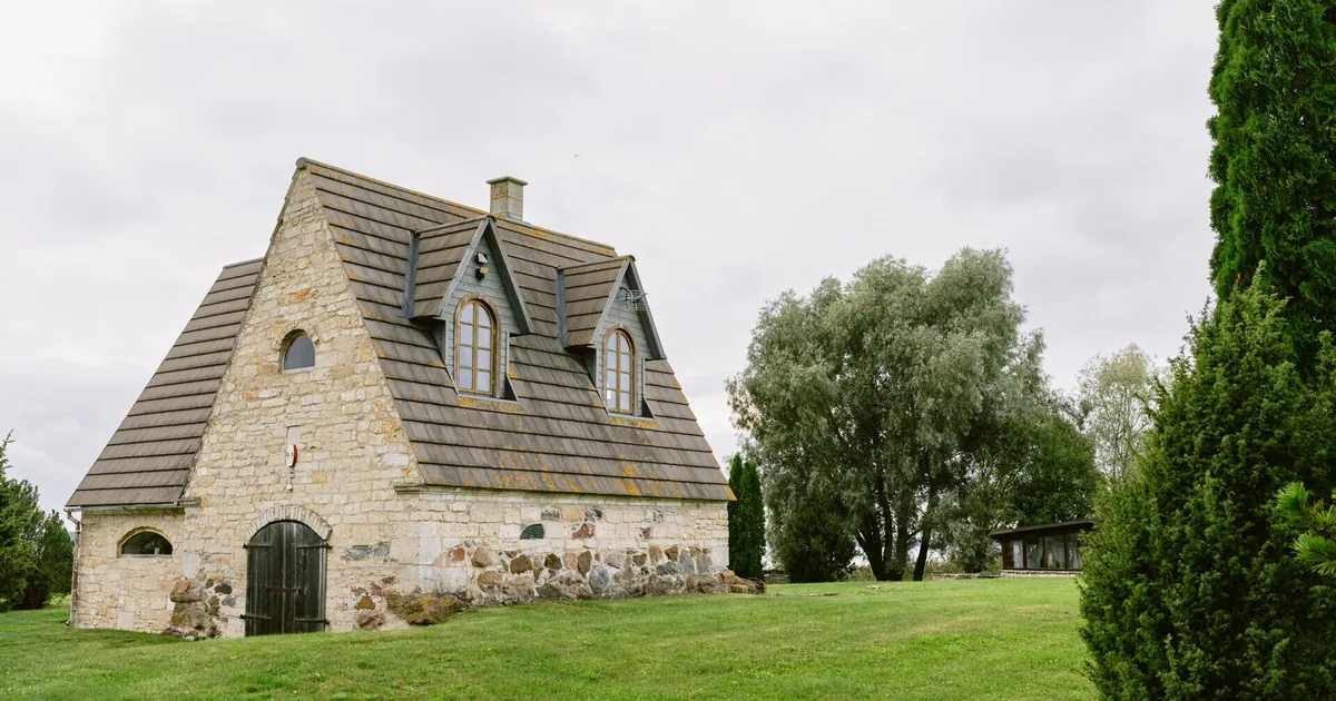 Midagi teistsugust! Saaremaal müüakse vana sepikoja varemetele ehitatud idüllilist maja