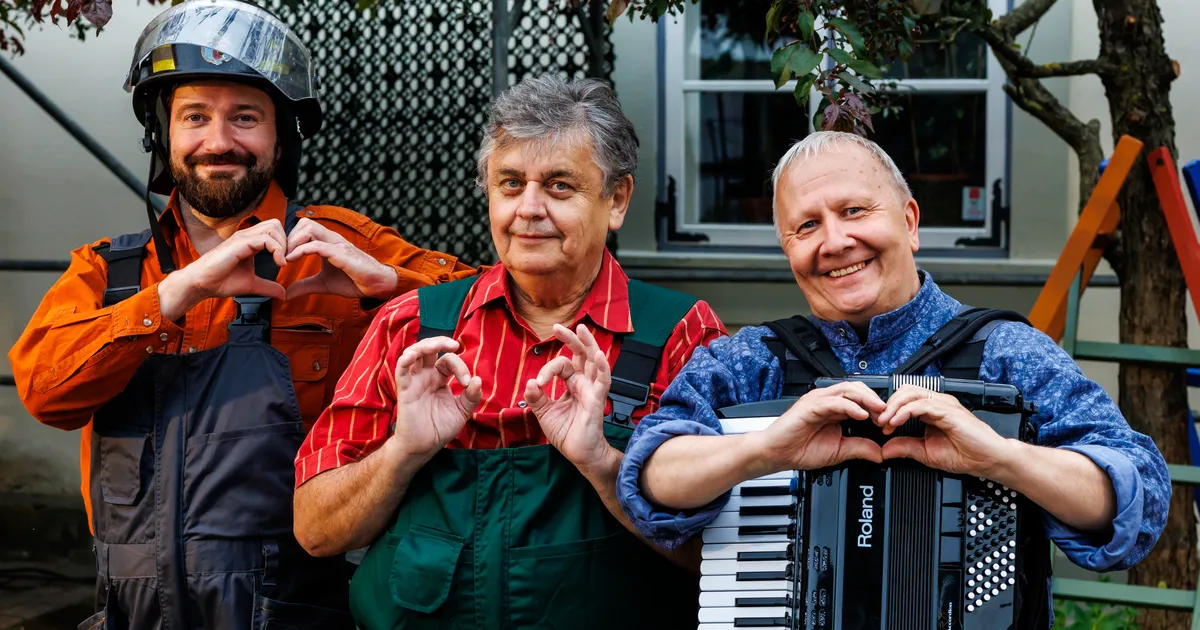 Kolm röövlit kasvavad muusika saatel ümber Teatri Kodu hoovis