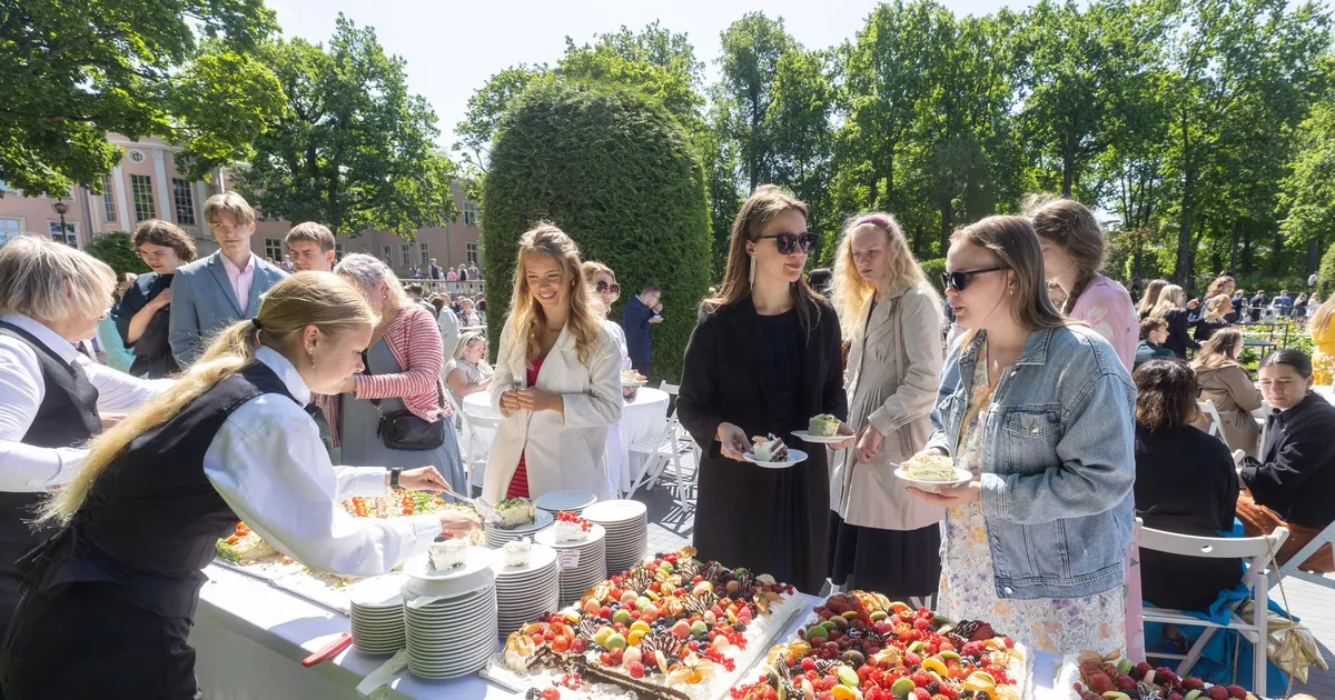 FOTOD JA VIDEO ⟩ Roosiaias tunnustati ligi tuhandet kõige tublimat koolilõpetajat