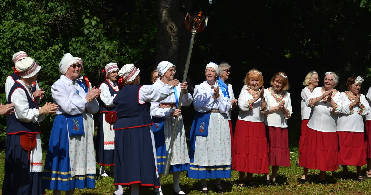 TULE TULEMINE ⟩ Laulu- ja tantsupeo tuli liikus Järvamaal regilaulude saatel