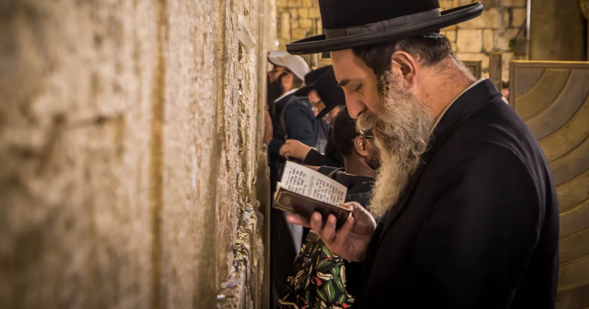 NÄDALA RAAMAT ⟩ Ambitsioonikas teos ühest maailma vanimast religioonist, mis on säilitanud oma erilise identiteedi