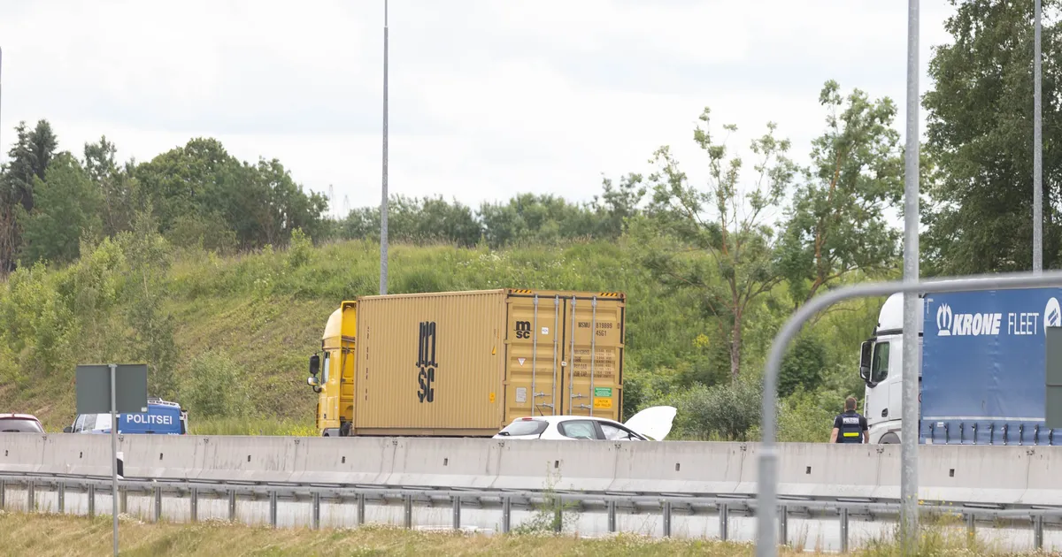 FOTOD ⟩ Tallinna ringteel põrkasid kokku veoauto ja sõiduauto