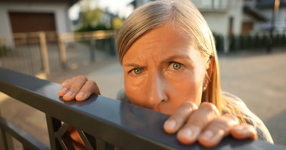 Naine tabas külalise majas nuhkimast ja maksis talle loovalt kätte