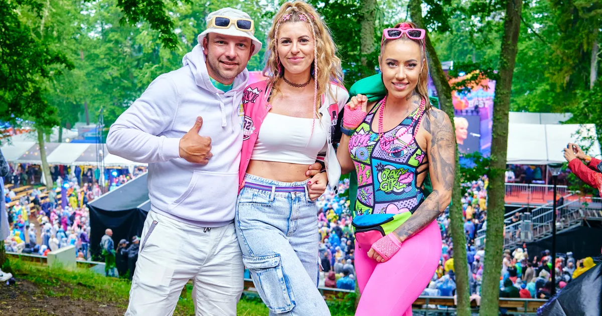 SUUR GALERII ⟩ Retrobesti ajarändurid pole suhkrust! Pidu sai hoolimata ilmast võimsa hoo sisse