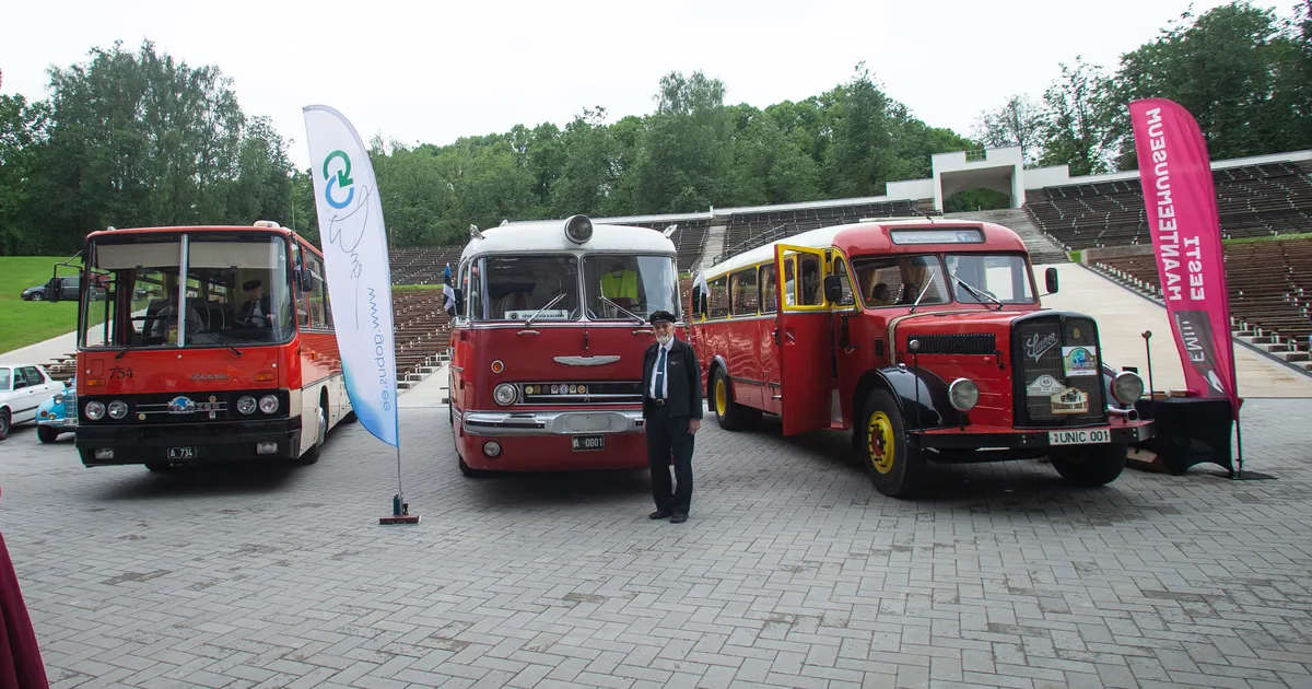 GALERII ⟩ Tartu laululava ette sõitsid kohale sellised masinaid, mida enam igapäevaselt liikluses ei näe