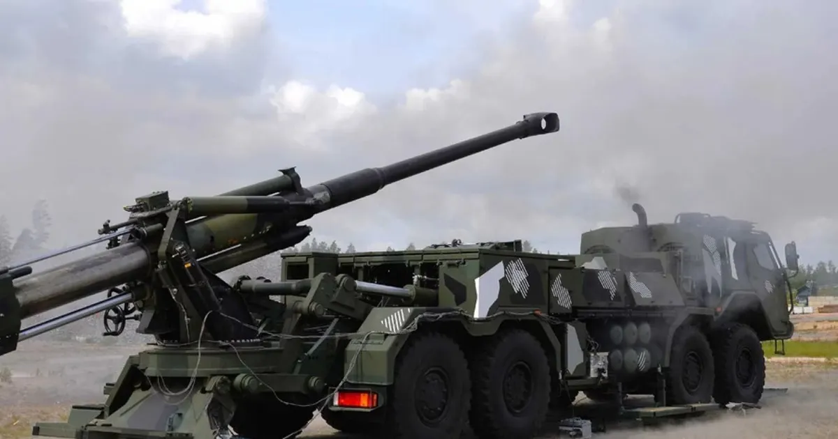 Soomlaste toodetud esimene ratastel liikurhaubits sai tuleristsed