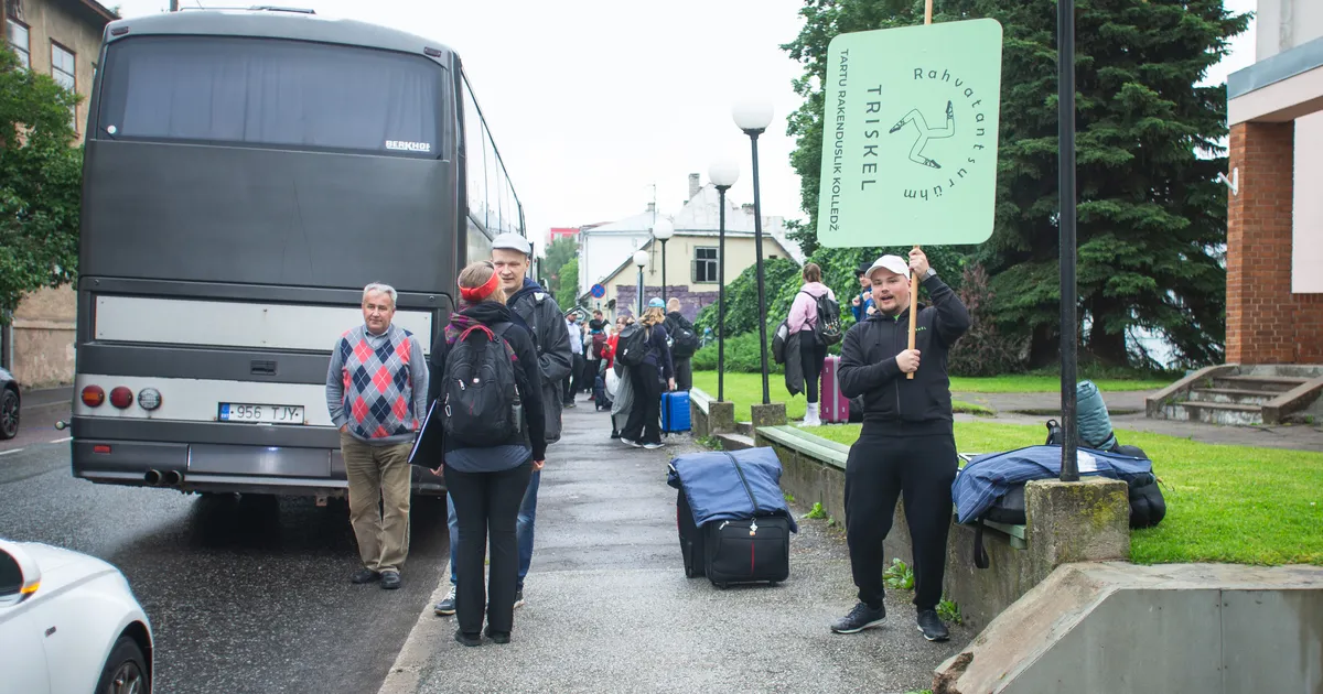 PILDID ⟩ Emajõelinna tantsupeolised asusid bussidega pealinna suunas teele
