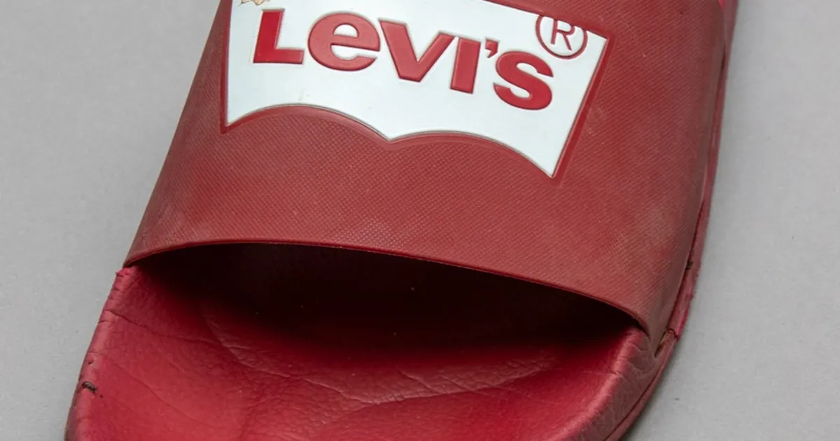 EESTLASE SURM SAKSAMAAL ⟩ Politsei otsib punast plätut ja valge pusaga meest