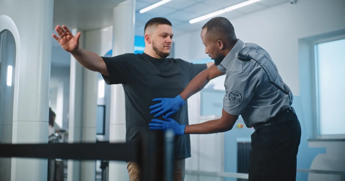 PIINLIK | Üllatav põhjus, miks erektsioon võib lennujaama turvakontrollis tõsise häire tekitada