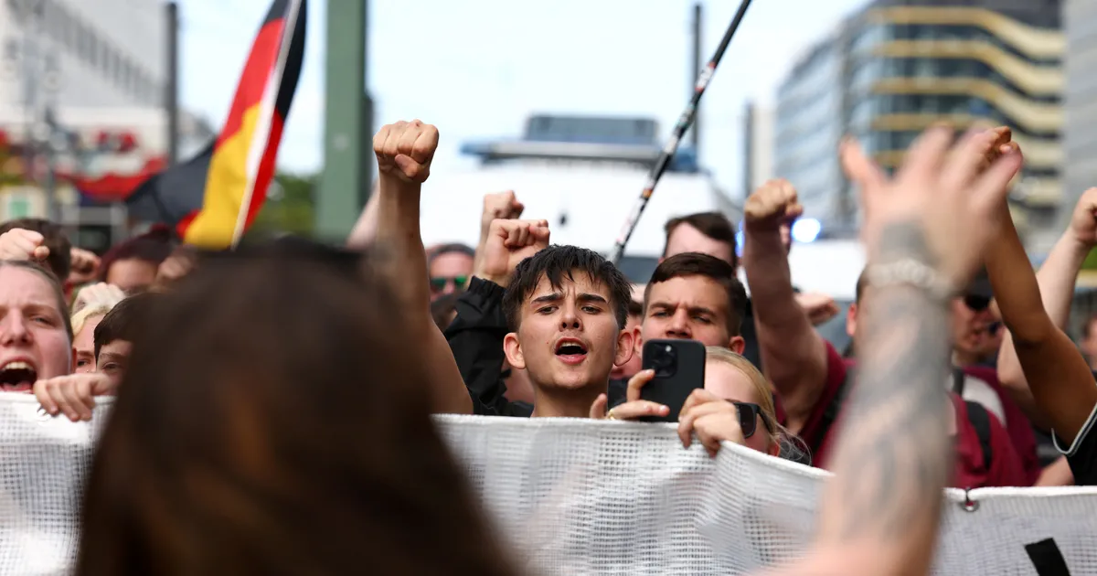 KURITEOD UNUSTATUD? ⟩ Ida-Saksa noored teevad natsisaluuti ja ülistavad Hitlerit