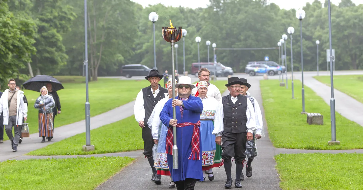 TULE TULEMINE ⟩ Laulu- ja tantsupeo tuli seikles nädalavahetusel Ida-Virumaal ja ESTO-l