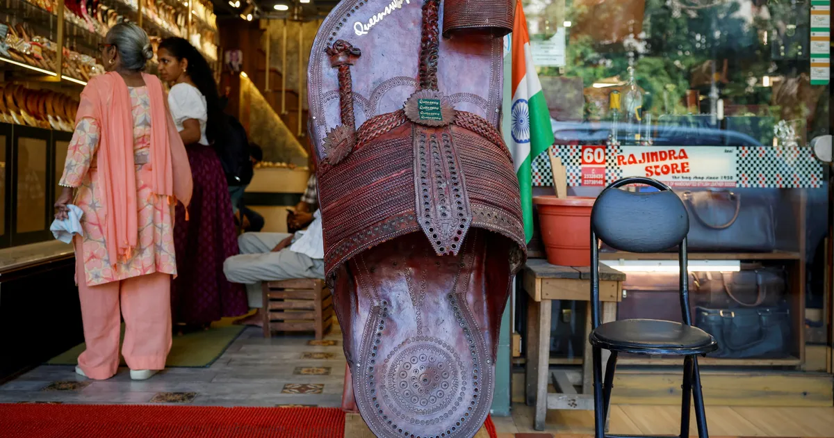 Kultuurivargus? Prada sattus piinlikku sandaaliskandaali