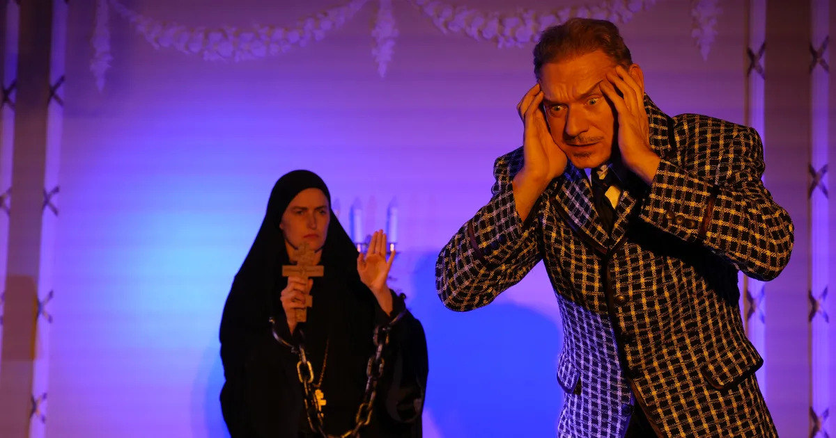 ARVUSTUS ⟩ Mart Sander avab «Roosivõtmega» von Rosenite naiste saladustelaekad