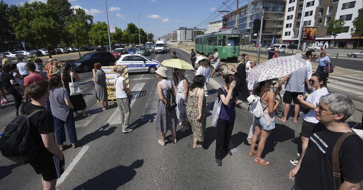 Serbia politsei lammutas valitsusvastaste meeleavaldajate teetõkked