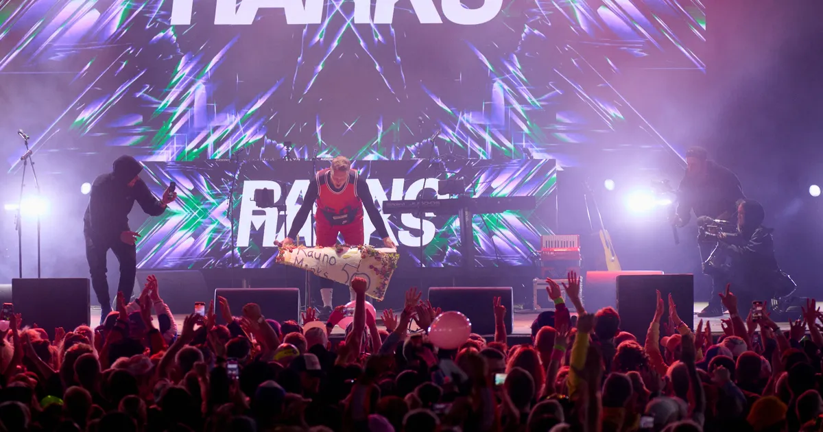 VIDEO ⟩ Retrobestil üles astunud Rauno Märks kukutas uhke sünnipäevaüllatuse lavale: ajasin sõrmed kandiku alla, mõõtsin pilguga publiku silmapiiri ja...