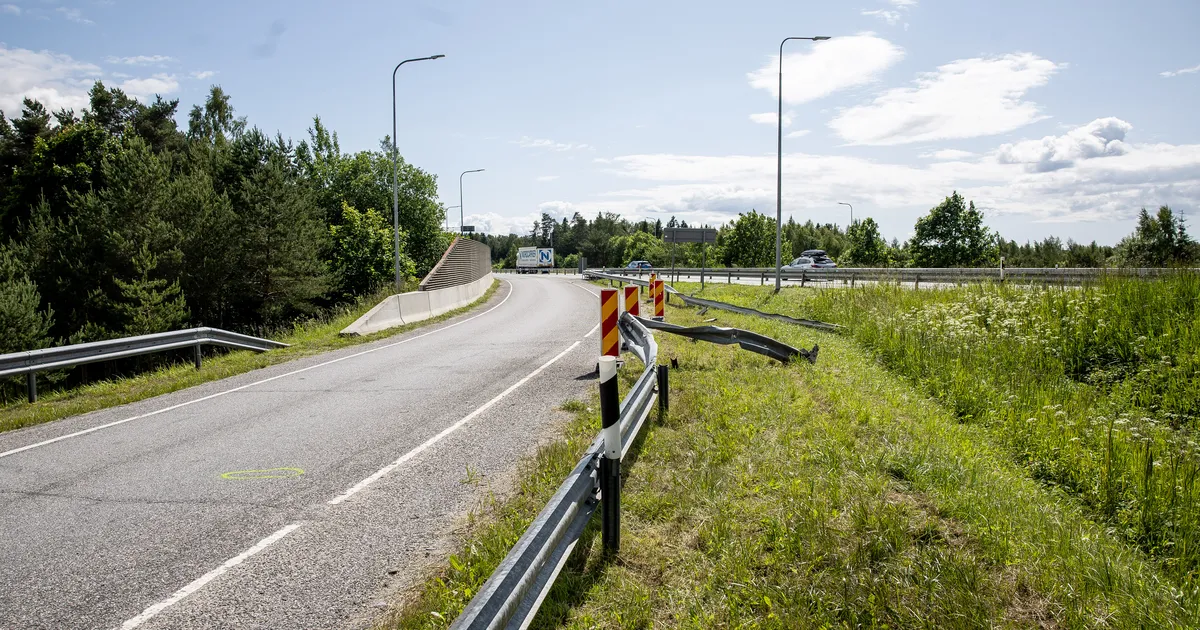 FOTOD ⟩ Joobes juht sõitis autoga kraavi, liiklusõnnetus nõudis kaks ohvrit