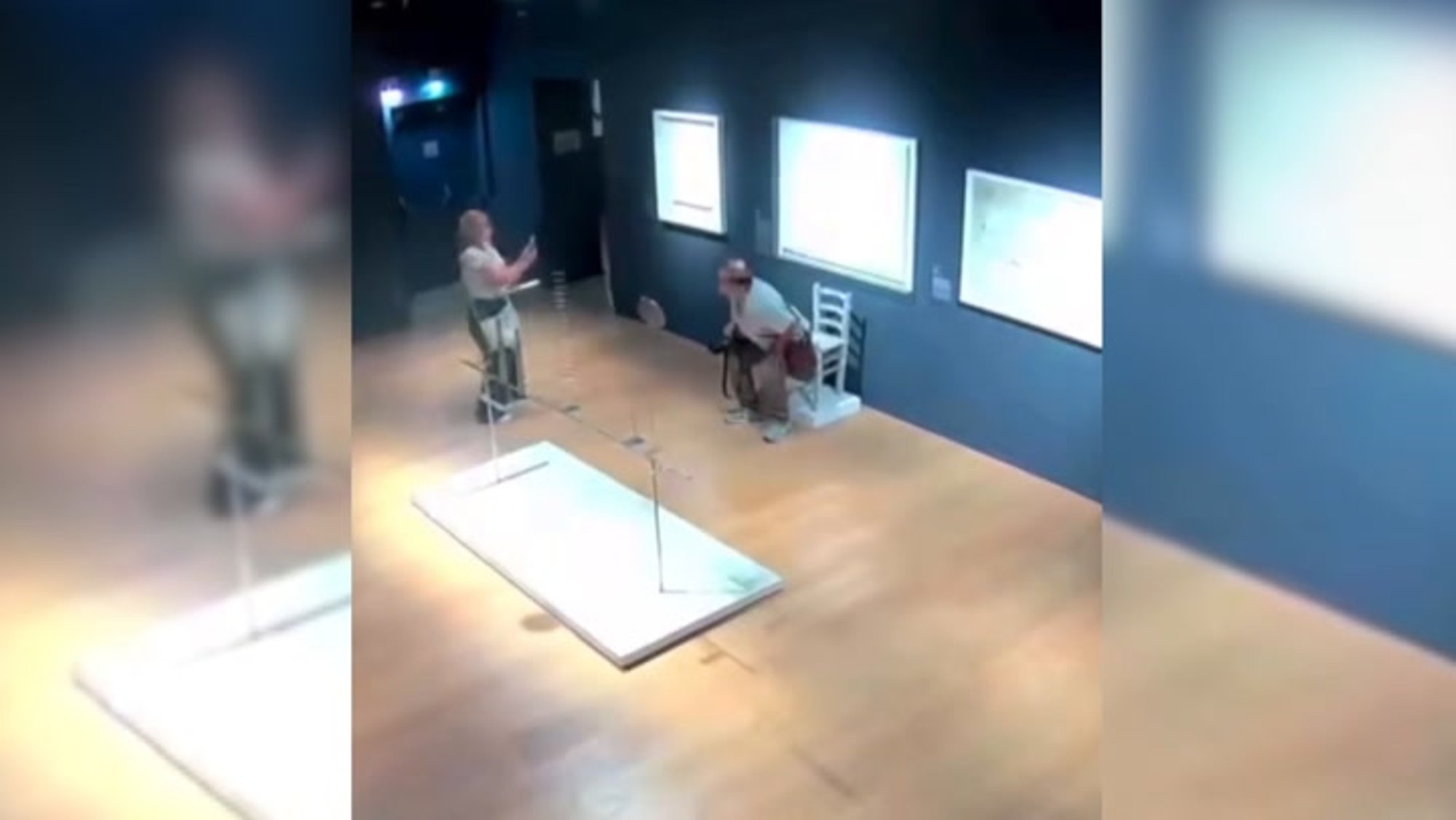 VIDEO | Ulakad muuseumikülalised rikkusid selfitades eksponaadi