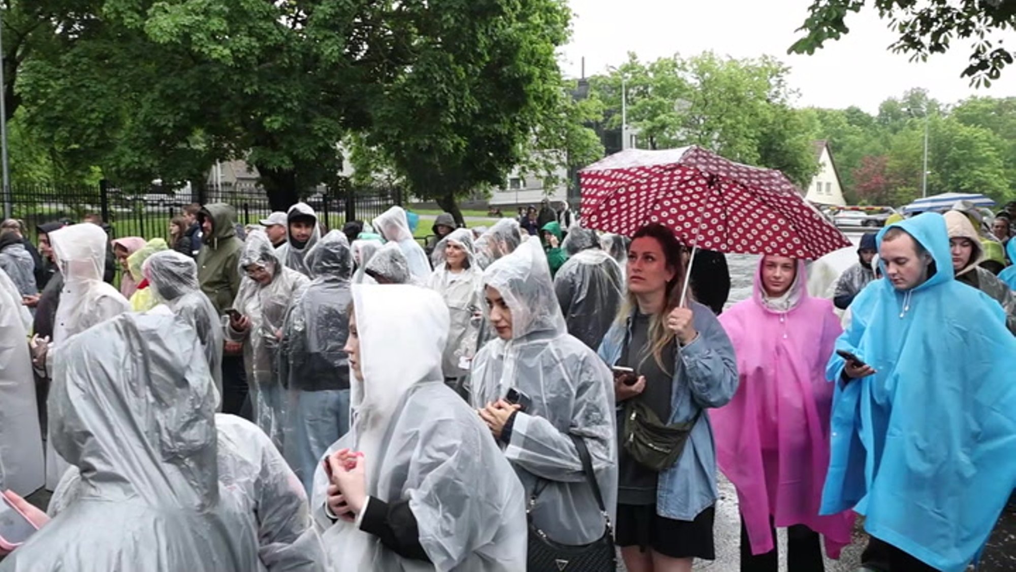VIDEO | Justin Timberlake’i kontserdil avati väravad! Fännid trotsivad kehva ilma mitme keebiga ega lase tujul langeda