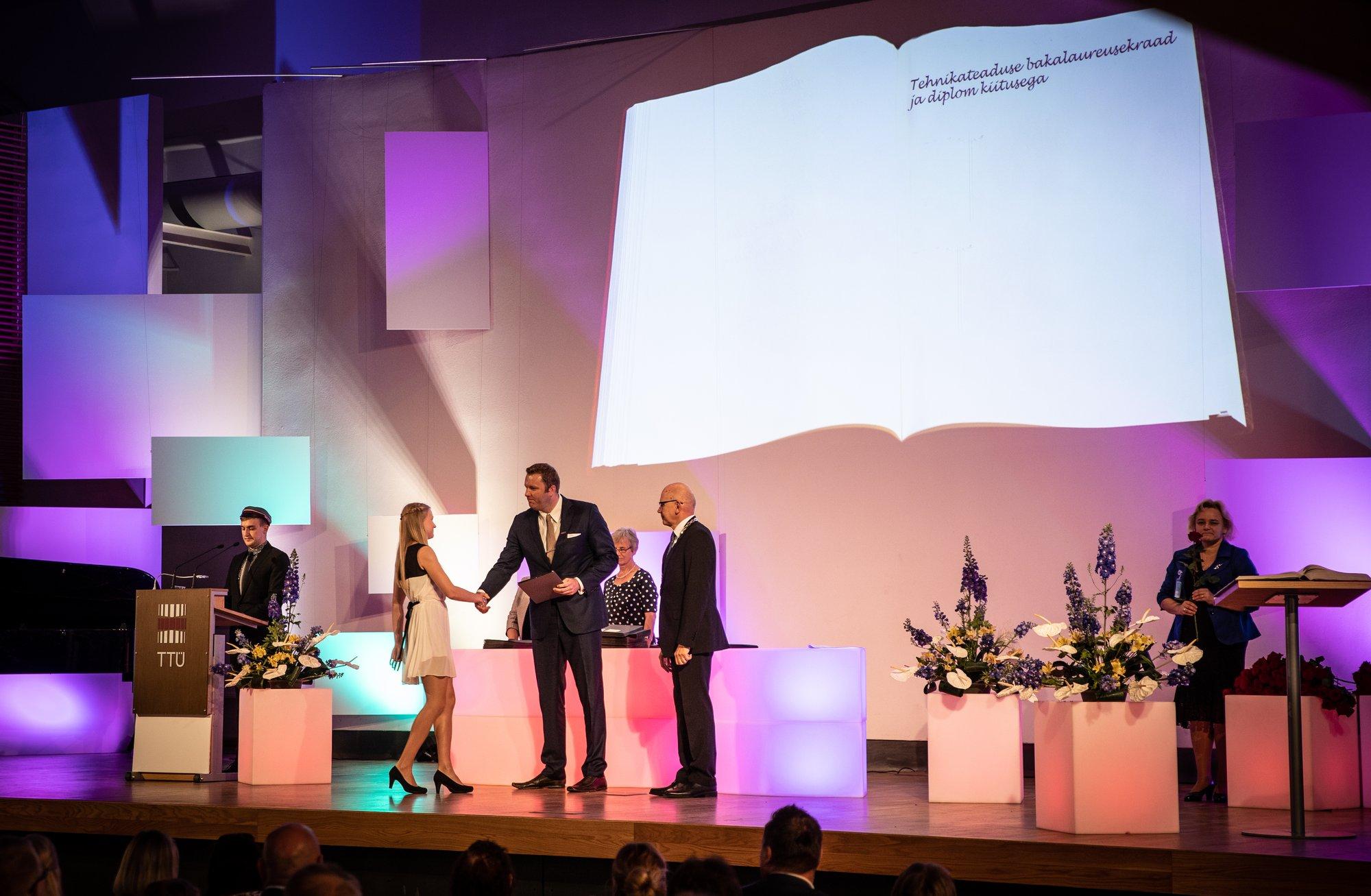 Kooli saab lõpetatud 2000 euroga, aga saab ka null euroga. Vaata, millele tänavused lõpetajad raha kulutavad