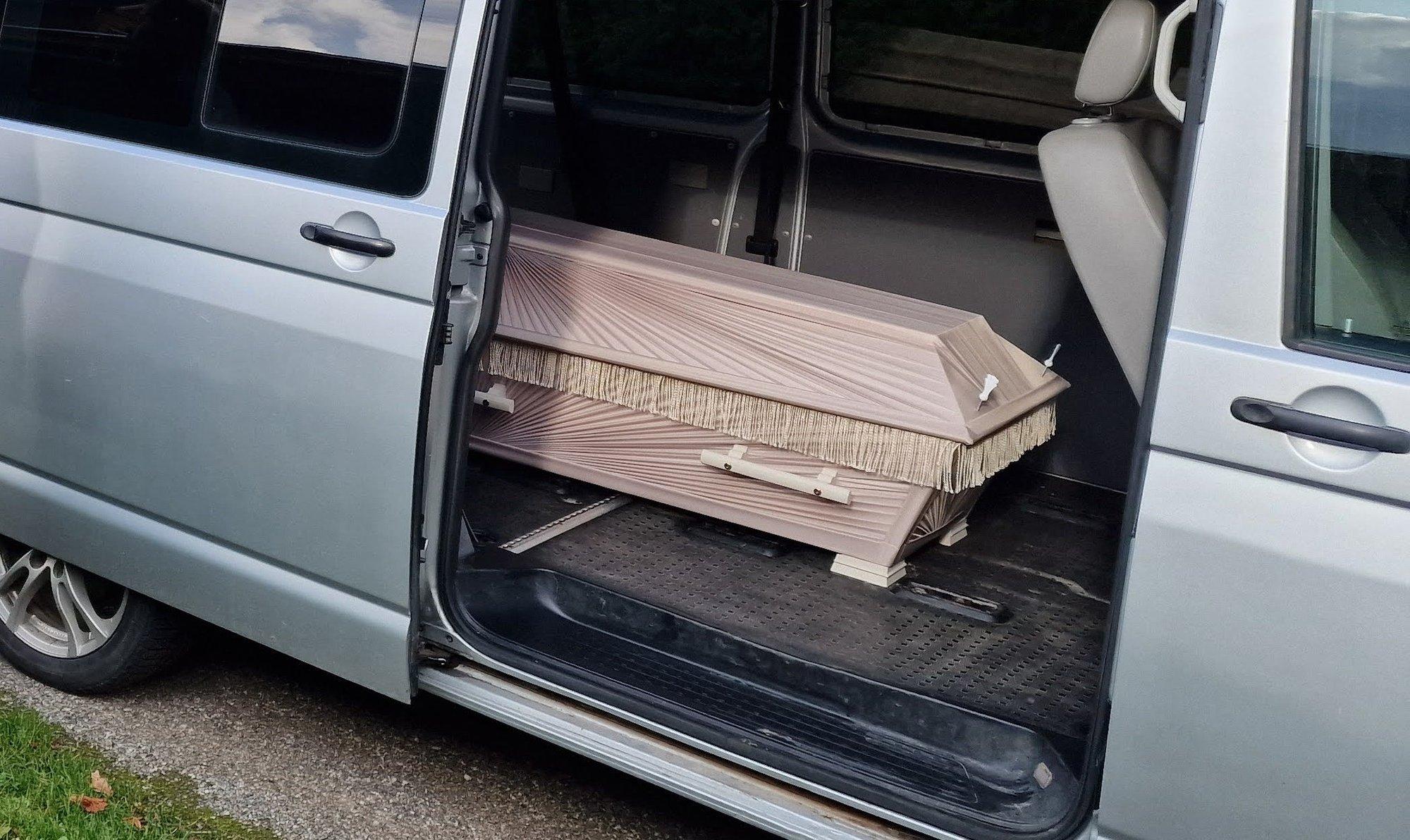 LUGEJA KÜSIB | Kas ja kuidas võib lähedase surnukeha kodus hoiustada?