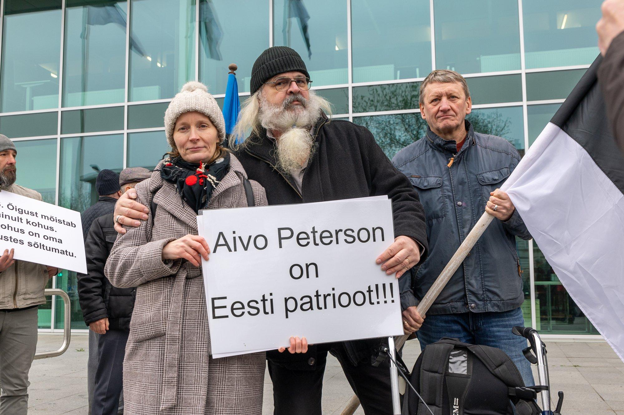 Aivo Petersoni istungil näidati kahele pealtvaatajale ust. Sekkuma pidi ka politsei