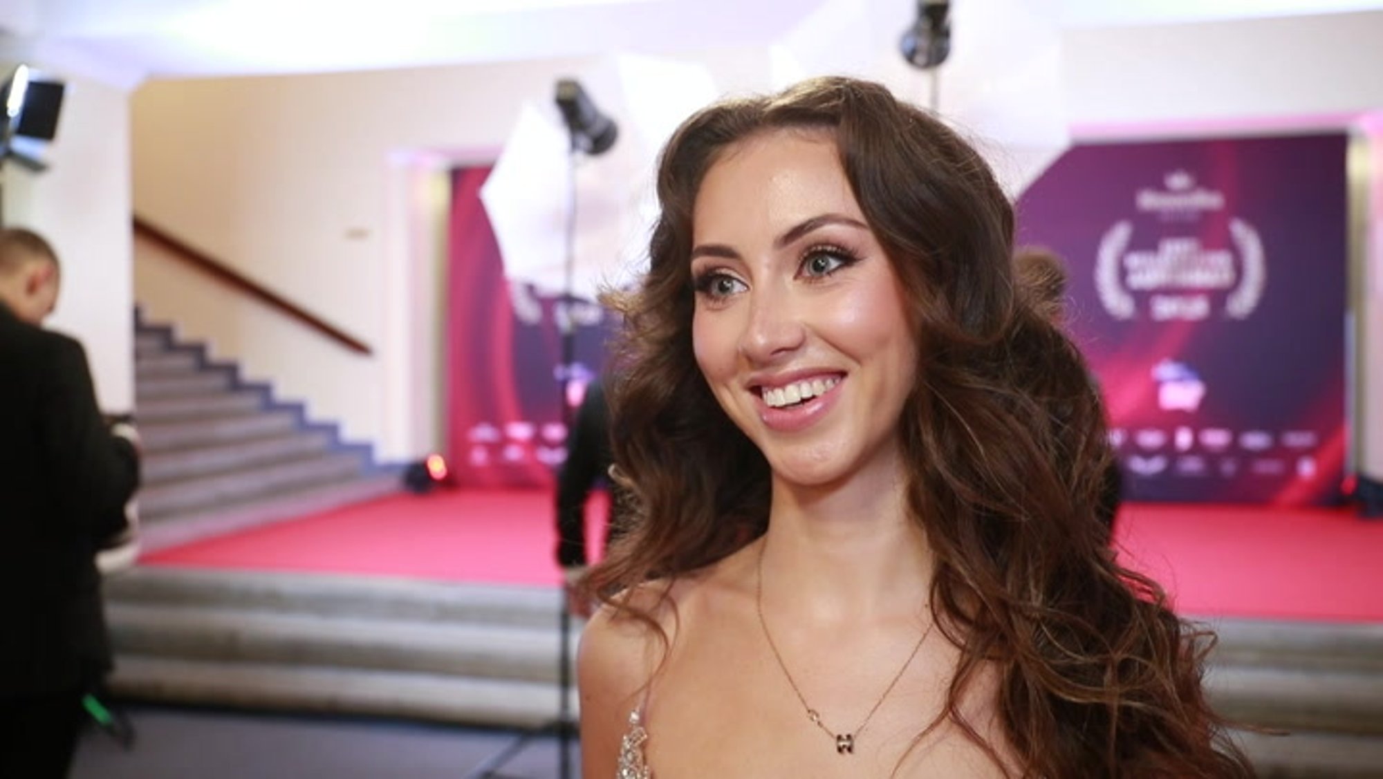 VIDEO | Sisulooja Anita Sibul pidulikeks üritusteks valmistudes hinnapiiri ei sea: kulub, palju kulub