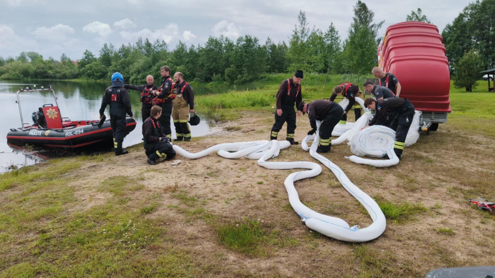 Raplamaal Karitsa järvel avastati ulatuslik naftasaaduste reostus