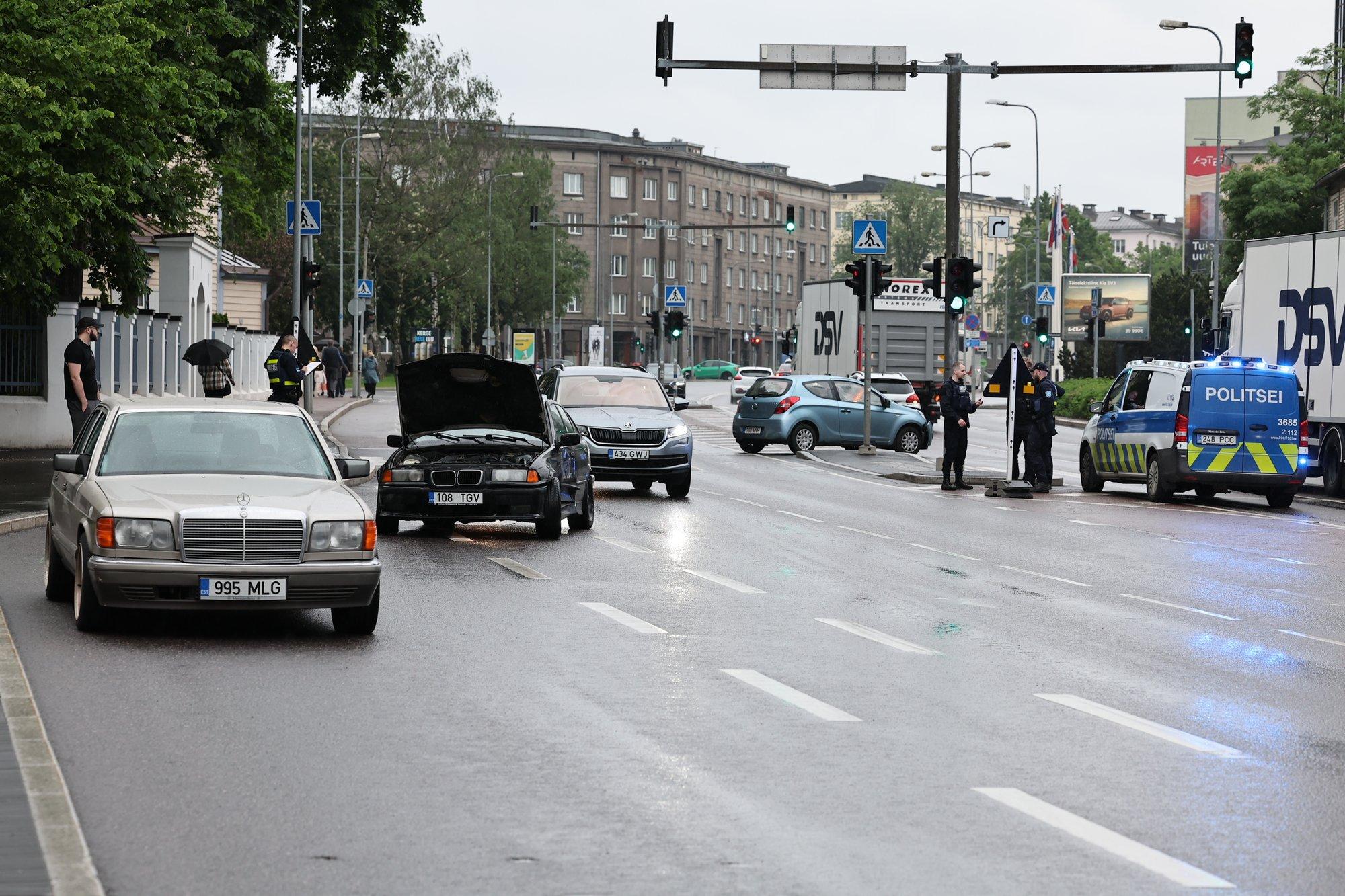 VIDEO ja FOTOD | Liivalaia tänaval riivas alaealine joobetunnustega noormees kolme autot