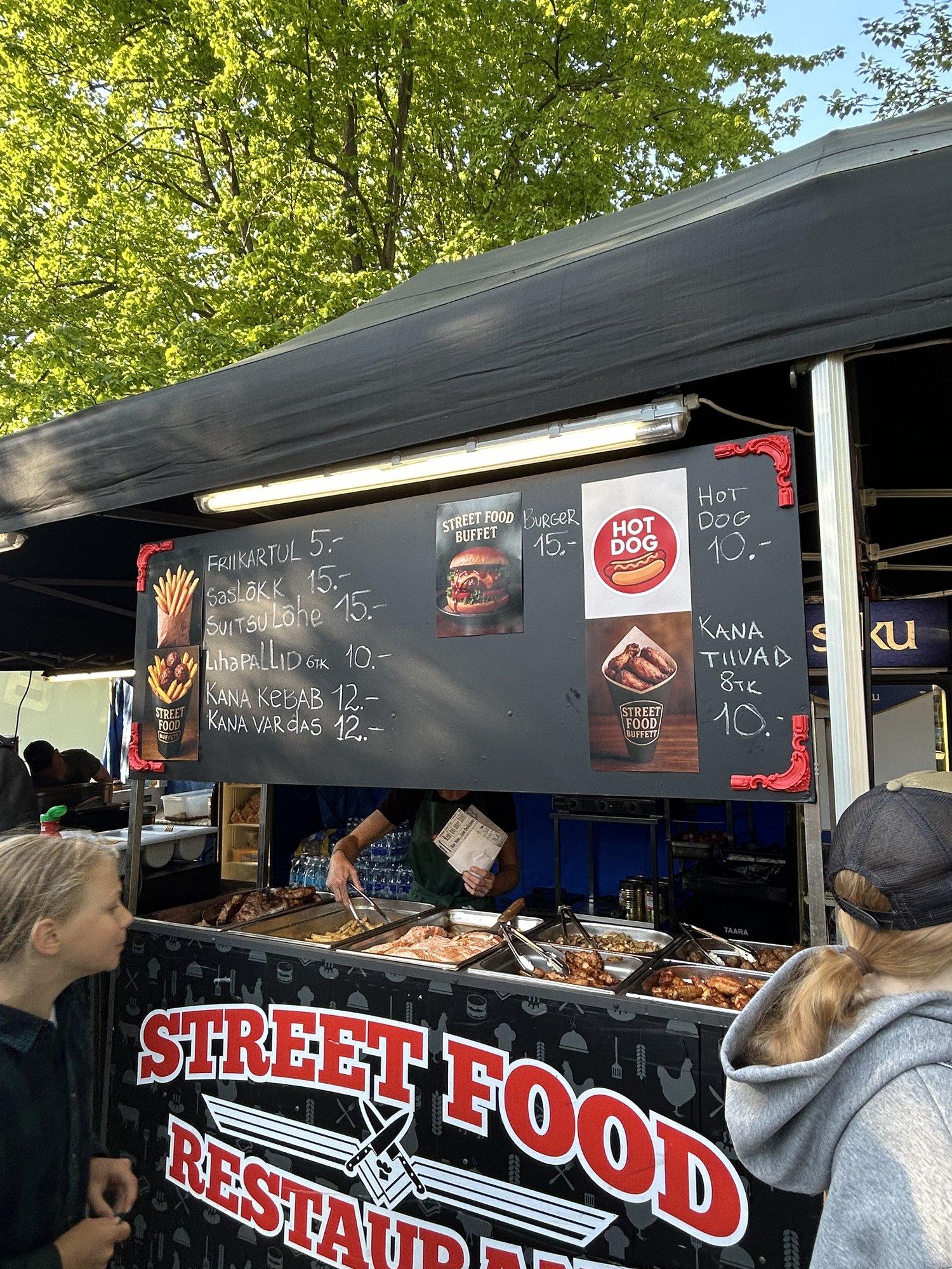 Imagine Dragonsi kontserdi hinnapoliitika: toidu saab kätte sümpaatse hinnaga, aga fännikauba hind lööb hinge kinni