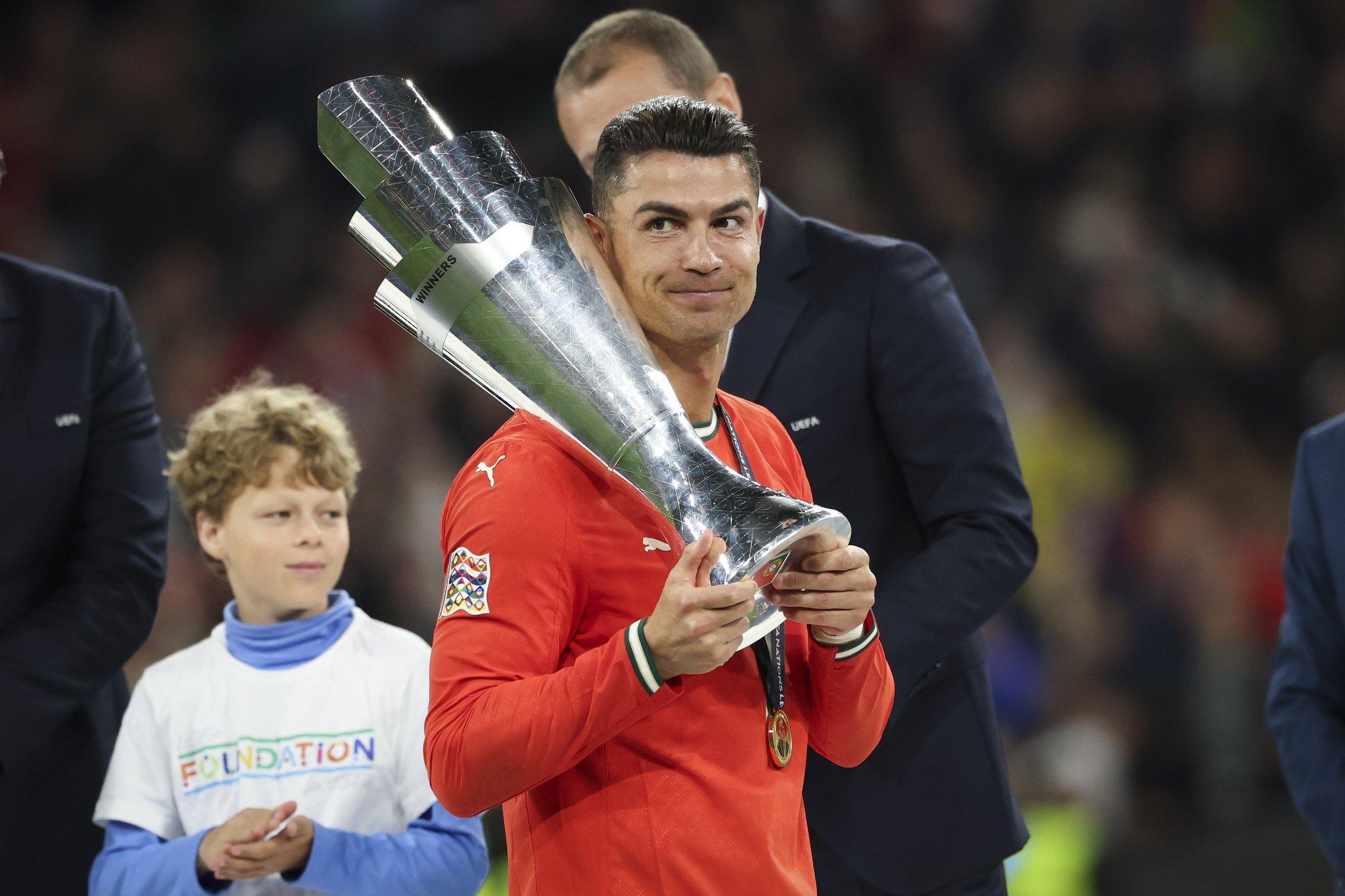 FOTO | Cristiano Ronaldo saatis Trumpile üllatuskingi