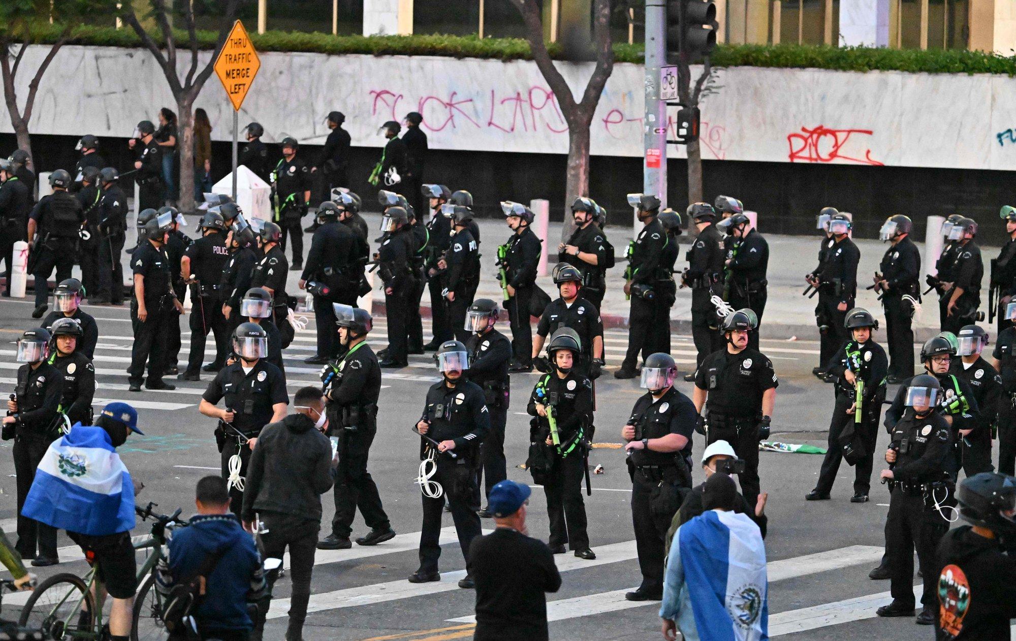 VIDEO | Los Angelese linnapea kehtestas kesklinnas liikumiskeelu. California kuberner õhutas Trumpile mitte järele andma