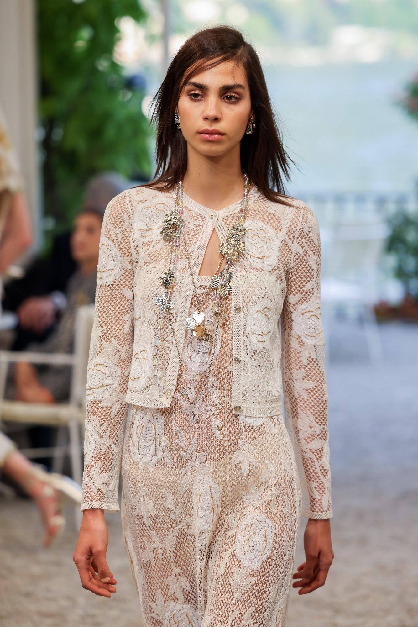 FOTOD | Ole valmis! Selle suve kõige trendikamaid komplekte ühendab üks naiselik ja võluv detail