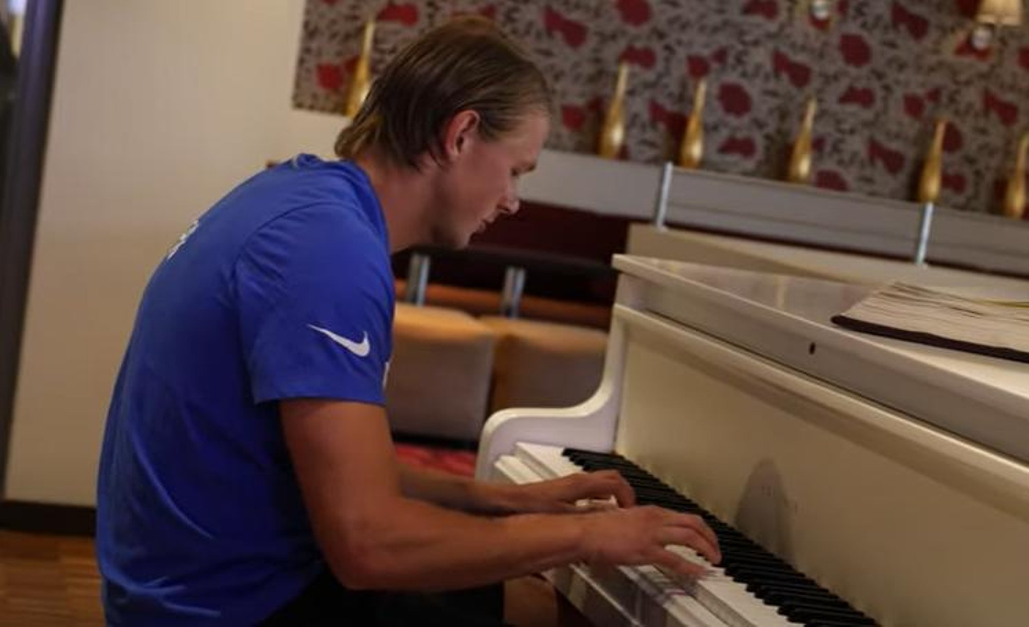 VIDEOBLOGI | Eesti koondis alustas ettevalmistust ja Vlasiy Sinyavskiy mängis Jürgen Hennile sünnipäeva puhul klaverit