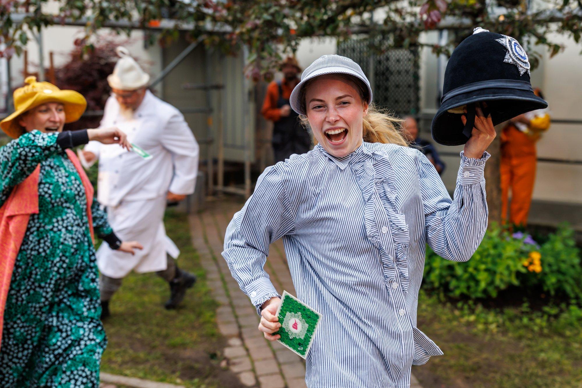 Täna kell 18 esietendub Tartu Mänguasjamuuseumi Teatri Kodu hoovil muusikaline koguperelavastus „Kardemoni linna rahvas ja röövlid“