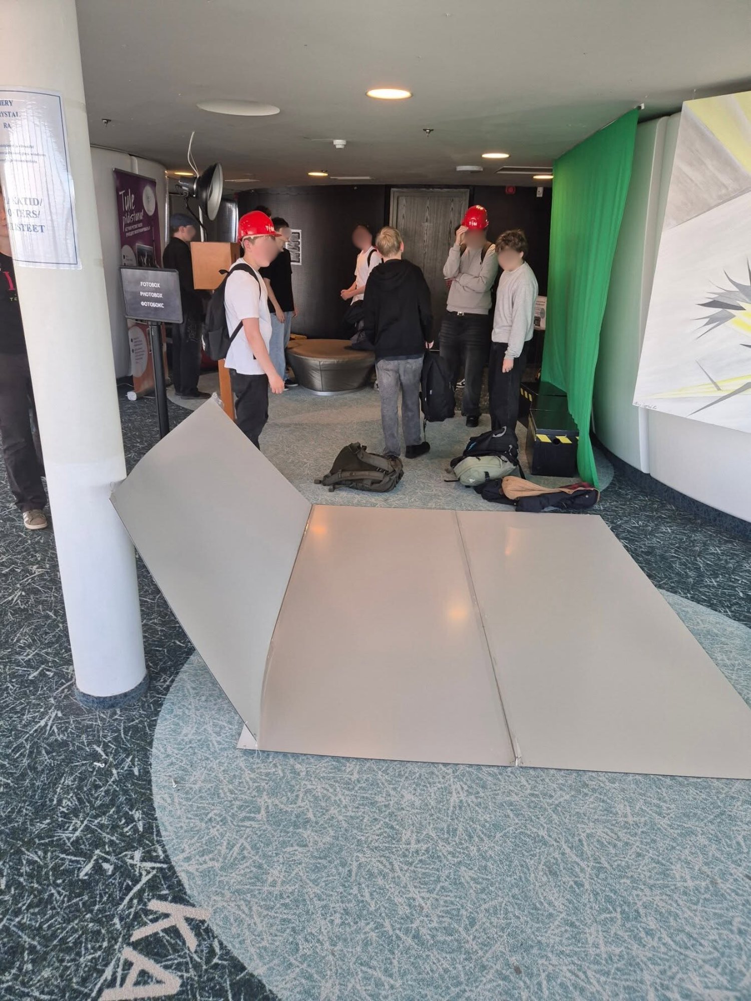 Teismelised vandaalitsesid teletornis näituse kallal, lõhuti kardinaid ja postreid