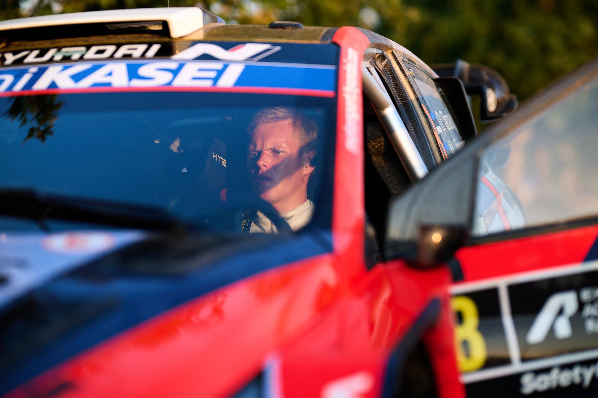 KUUES KÄIK | Tänak näitas Kreekas Ogier’ ja teiste vastu laupäeval võimu, ees ootab viimaste aastate pikim pühapäev