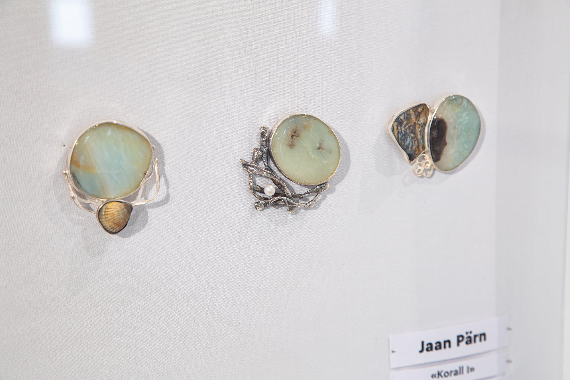 FOTOD | Pärnu Muuseumis avatud ehtekunstnike aastanäitus tõlgendab nii suvist randa kui ka mõne inimese iseloomu