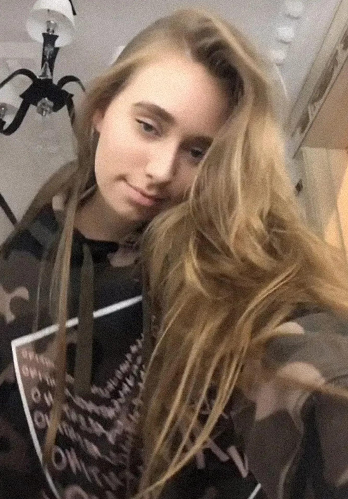 Putini väidetav sohitütar töötab Pariisi galeriis, kus näidatakse sõjavastast kunsti