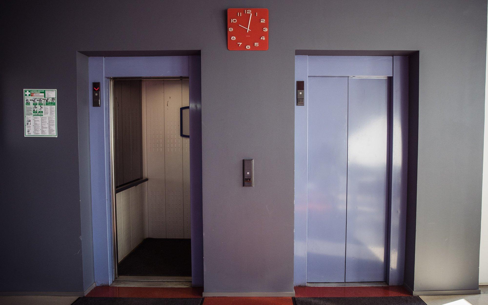 Töötaja kukkus lifti rikke tõttu neljandalt korruselt alla