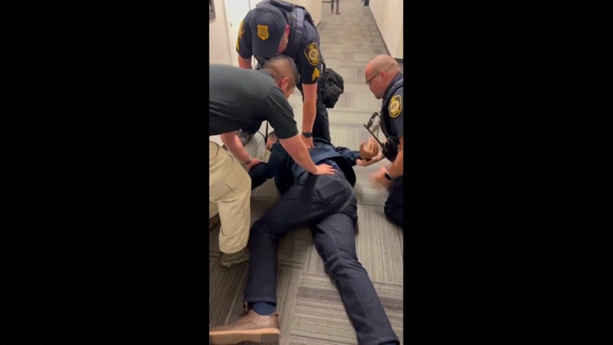 VIDEO | USA senaator visati ministri pressikonverentsilt välja ja tal pandi käed raudu