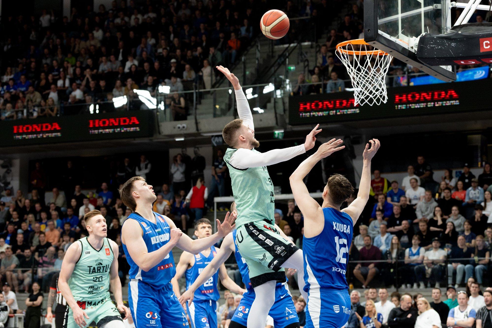 Ivo Linna mälumäng 315. Üks 1912. aastal tehtud uuendus muutis korvpallimängu oluliselt mõnusamaks. Mida tehti?