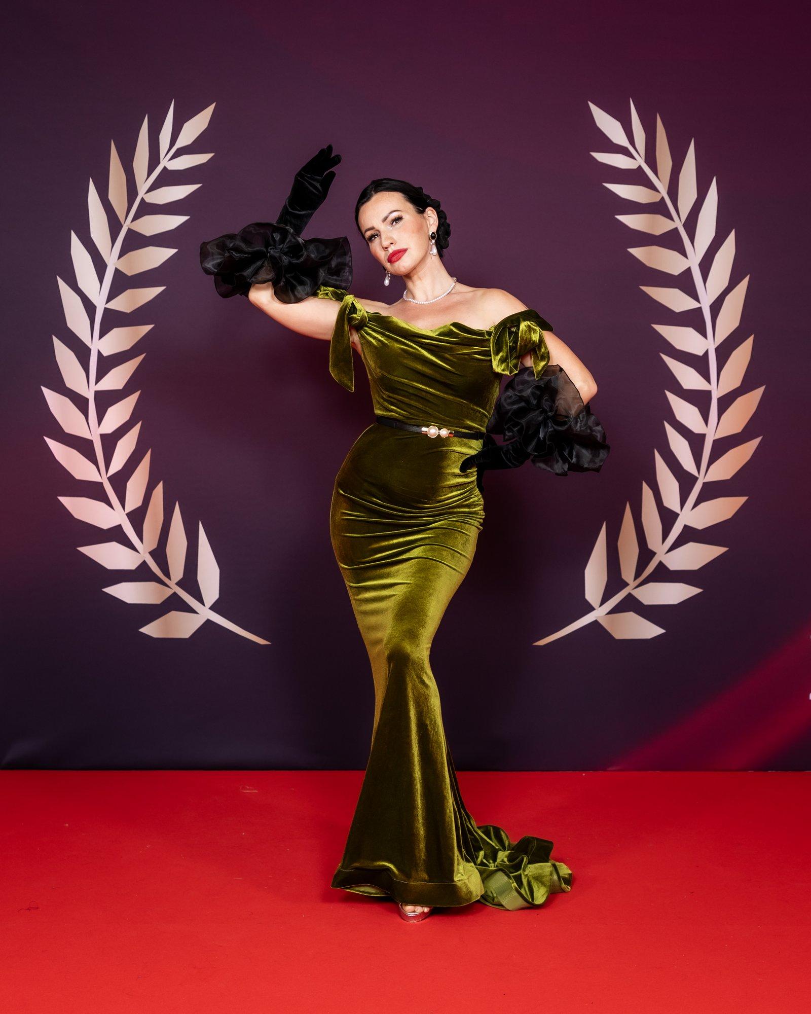 KLÕPS | Silvia Ilves näitas talle kingitud kihlasõrmust. „Keegi soovib seda omale?“