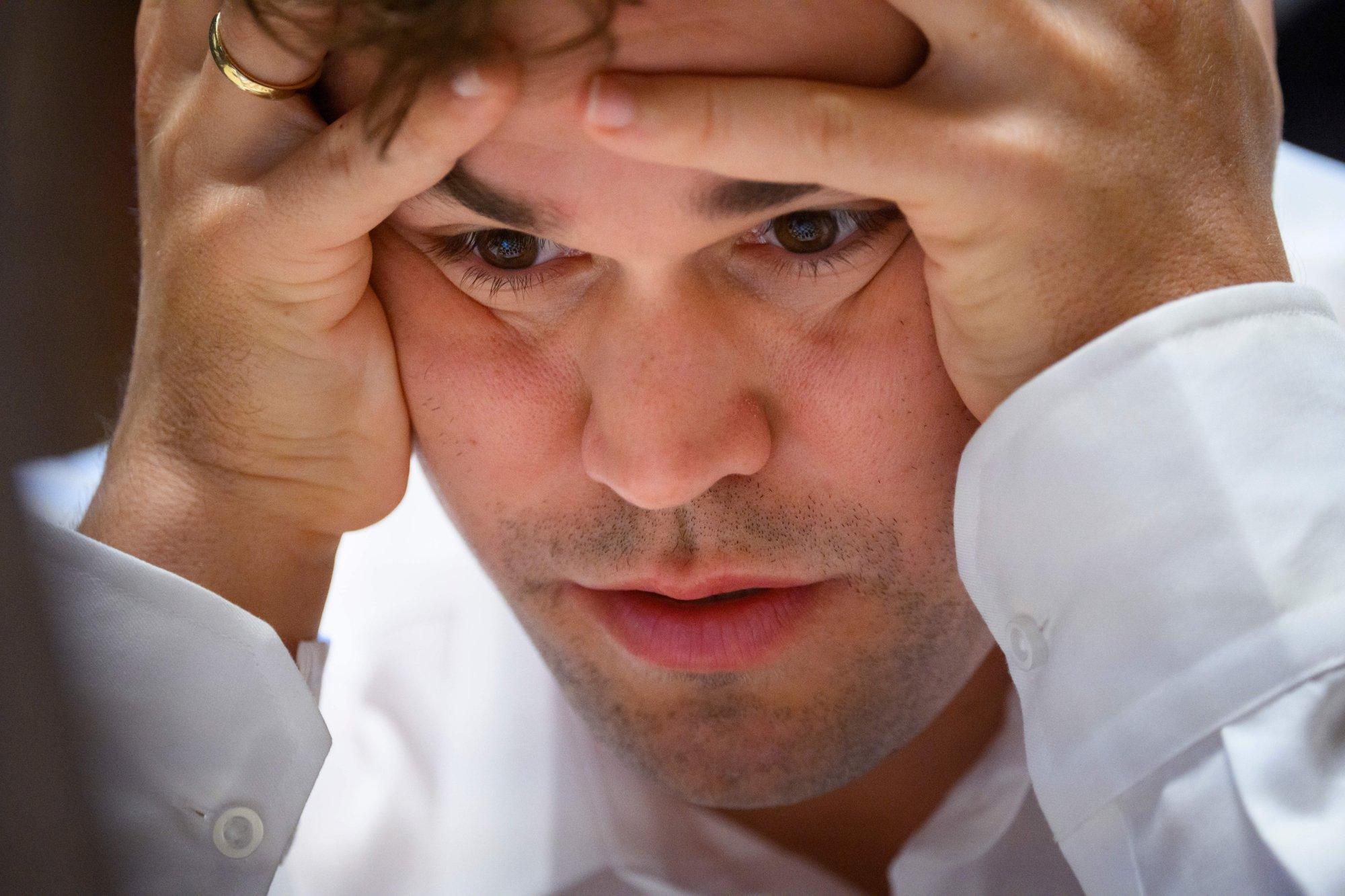 VIDEO | Eduseisu maha mänginud malelegend Magnus Carlsen lõi vihahoos lauda