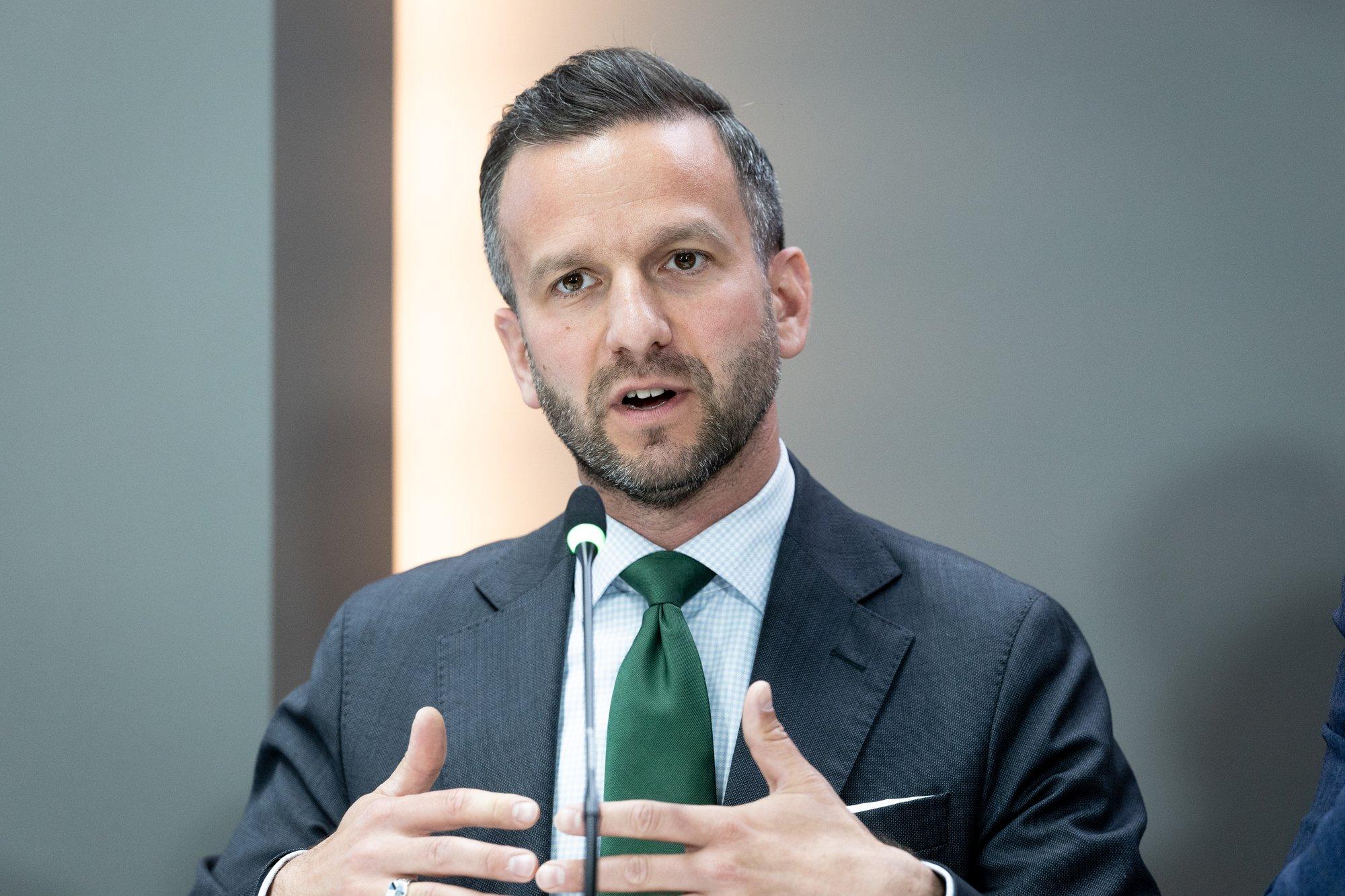 Jevgeni Ossinovski näitas Pärtel-Peeter Perele ust. Lisaks on ametist priid veel kolm reformierakondlast