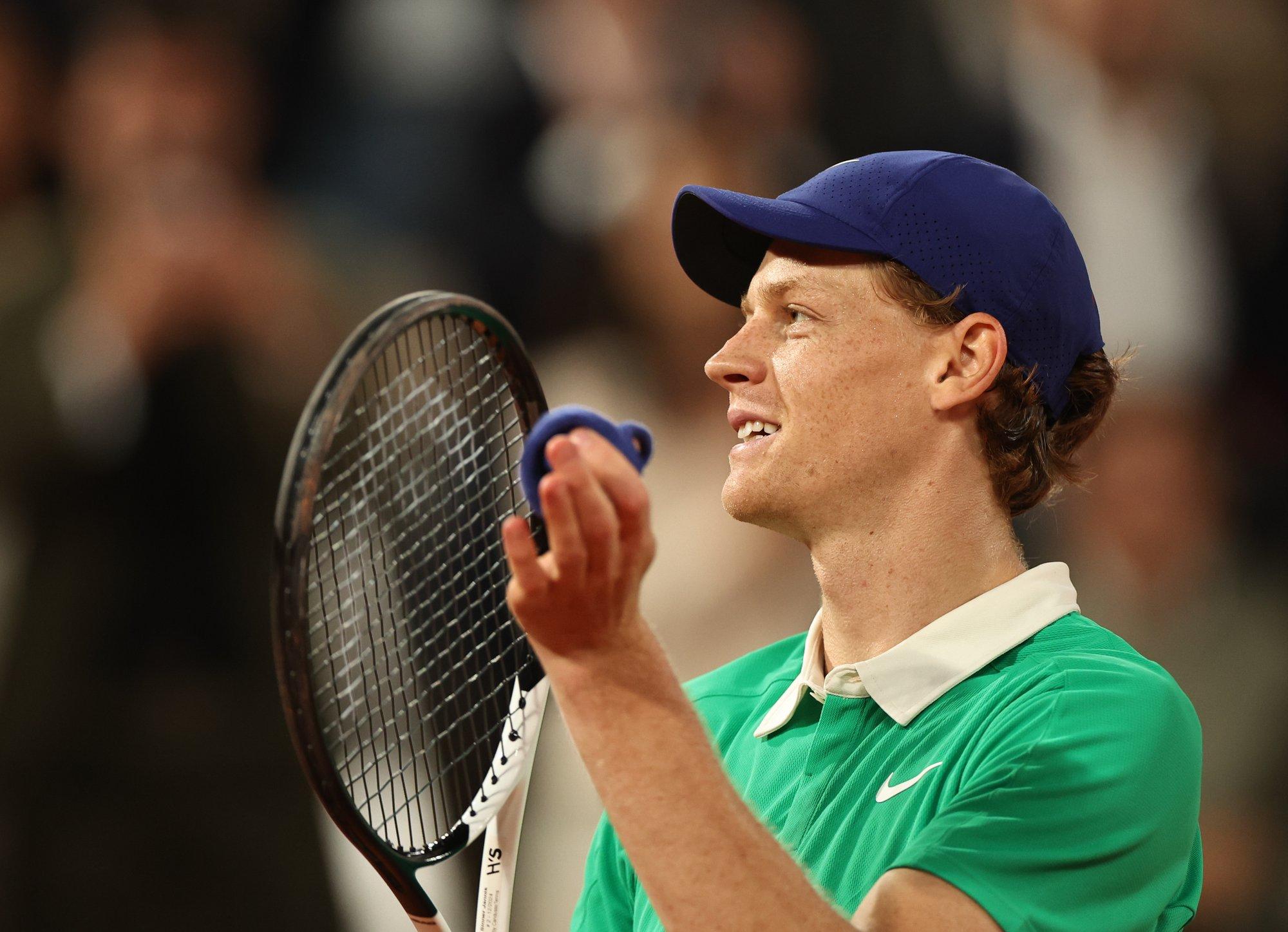 VIDEO | Jannik Sinner pääses Prantsusmaa lahtistel mängleva kergusega veerandfinaali