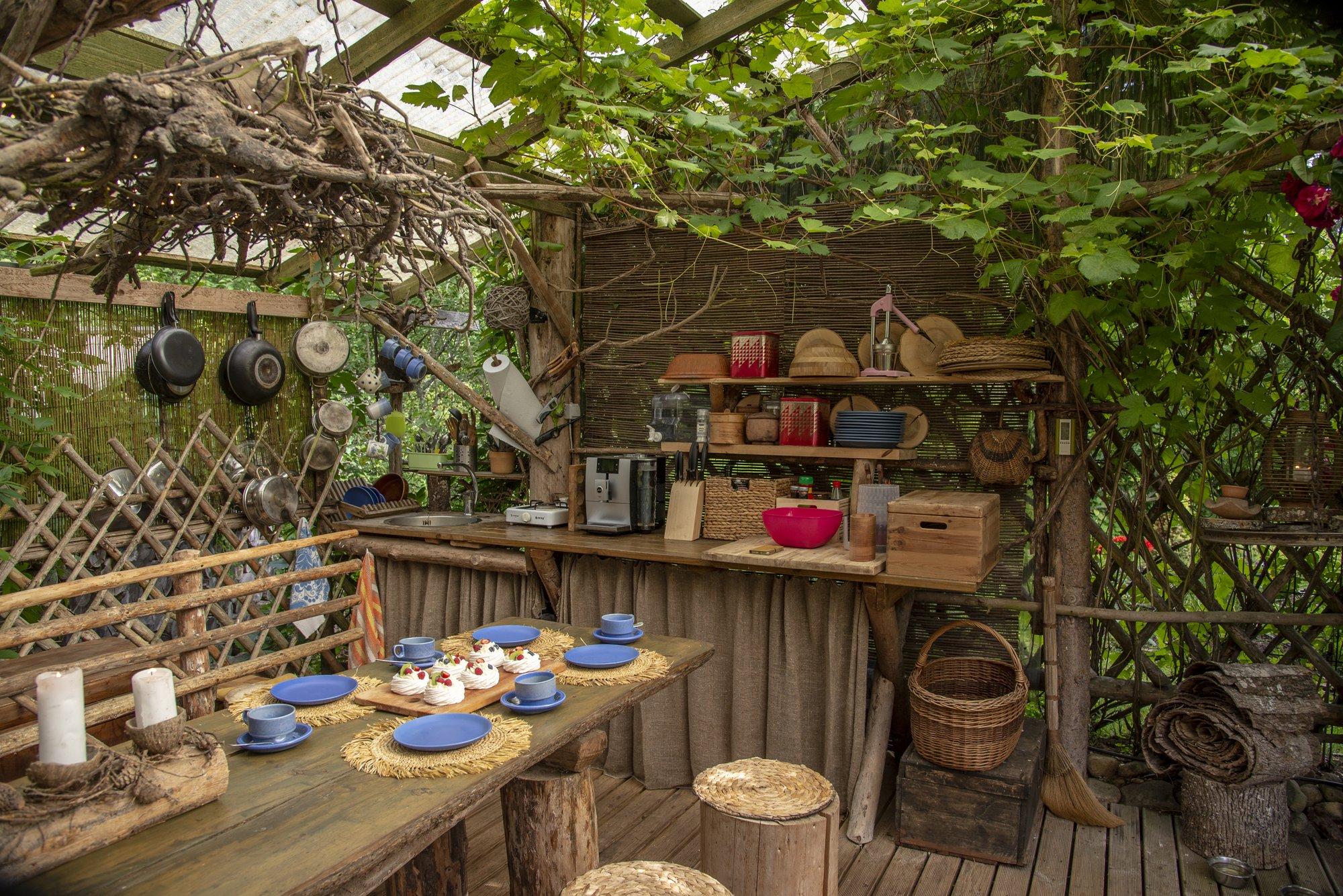 Taaskasutust armastava pere terrassil on tunne, nagu oleksid puhkamas Bali saarel, mitte Tõrva külje all