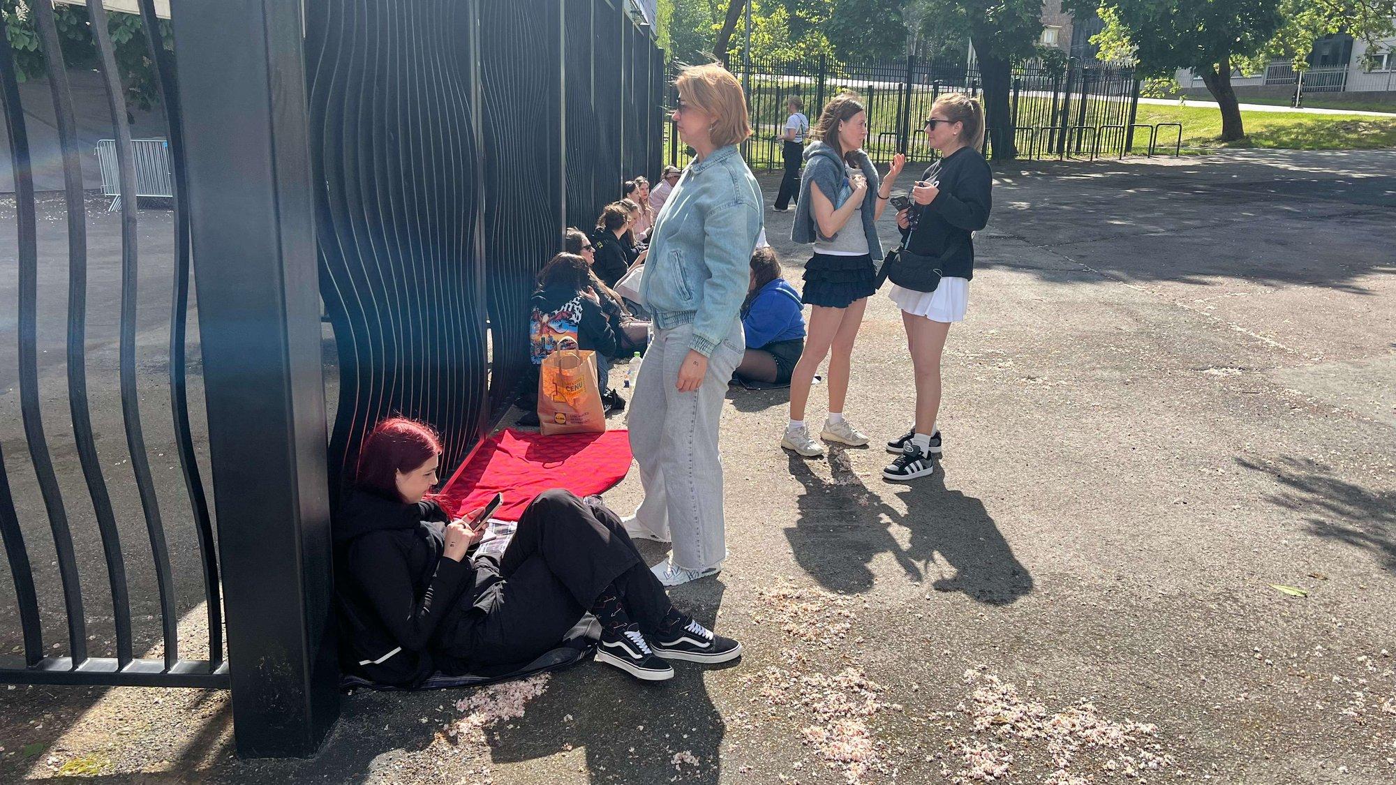 OTSEBLOGI JA -FOTOD | Tunni pärast avatakse uksed! Suurimad Imagine Dragonsi fännid ootavad juba Tallinna Lauluväljaku väravate taga