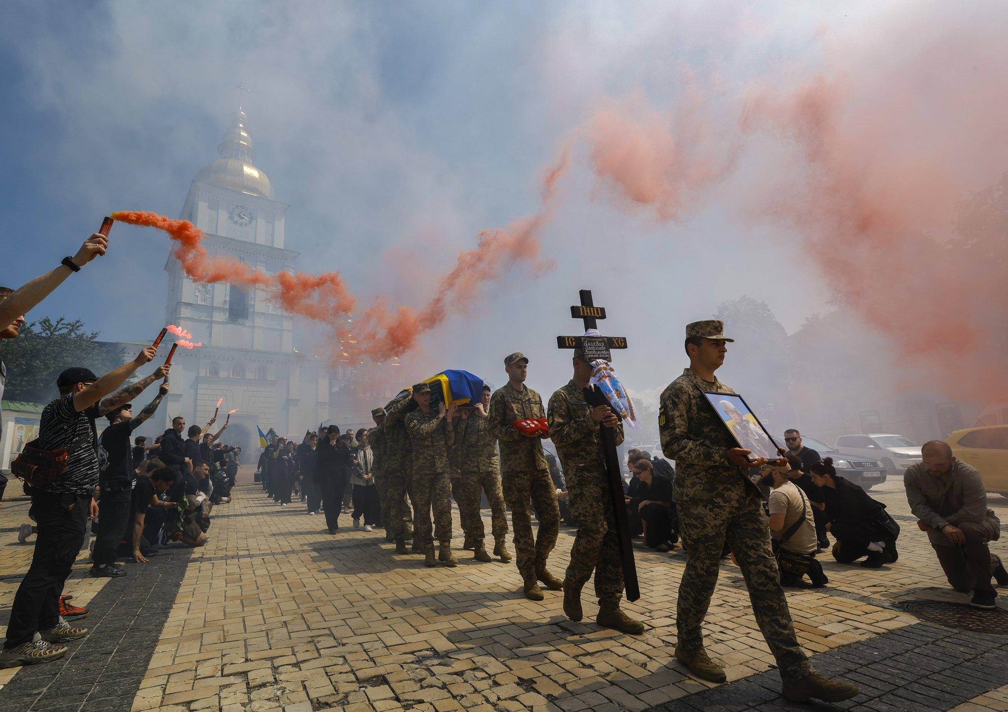 SÕJAPÄEVIK (1200. päev) | Üks surnu või haavatu iga 33 sekundi järel. Sõdureid langeb nagu loogu