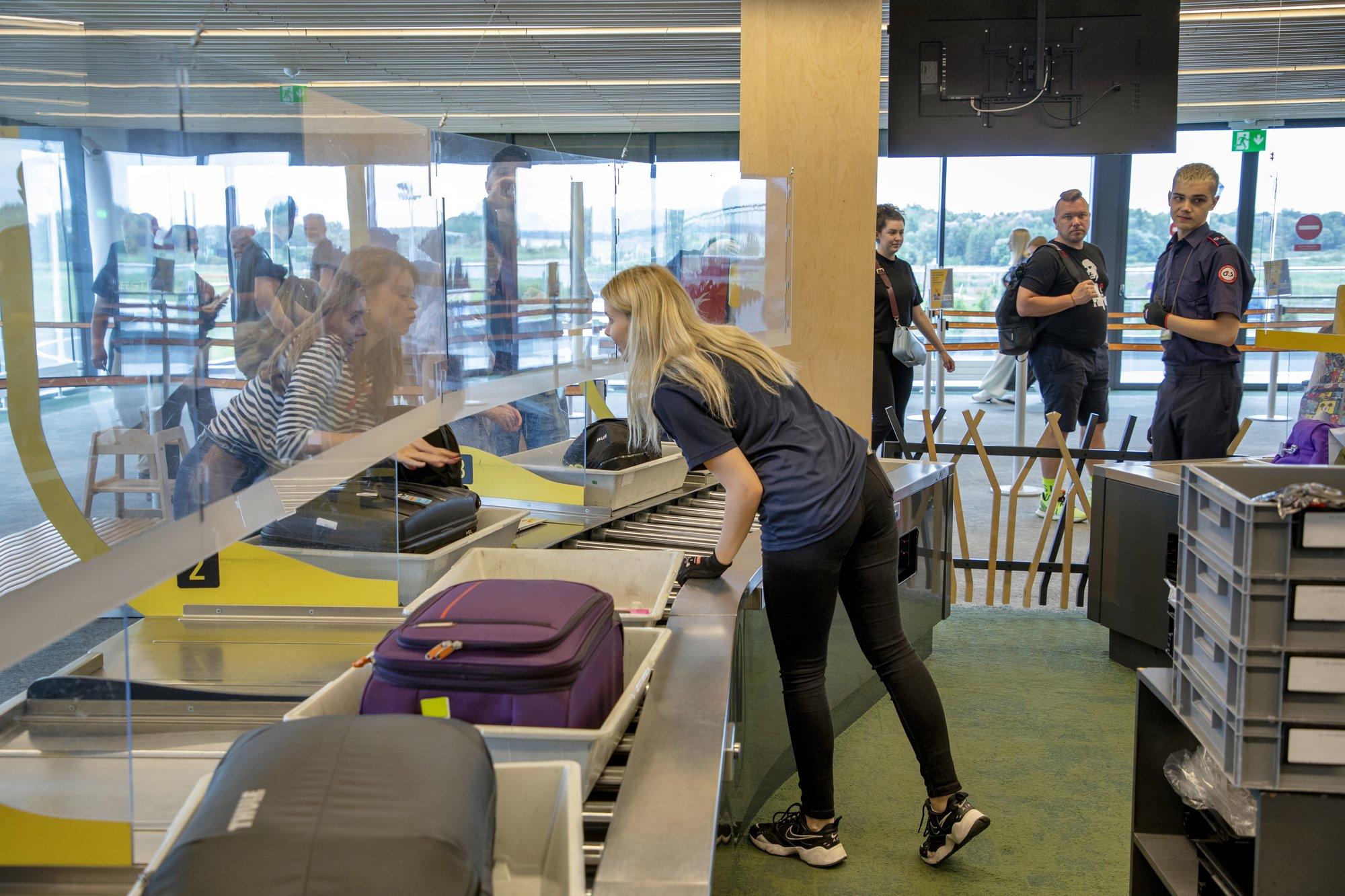 Osa esemeid võib pakkida üksnes käsipagasisse. „Kui reisija ei kuule, et teda kutsutakse, jääb kohver maha“